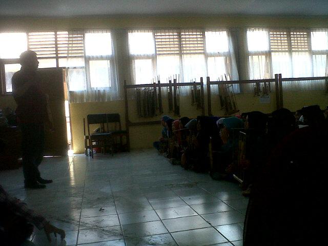 Fay_Lionel's tweet photo. Penjelasan dari @enryjohan #LatihanGabunganAngklungLembang @angklunglembang http://t.co/0ACyYA8vLv