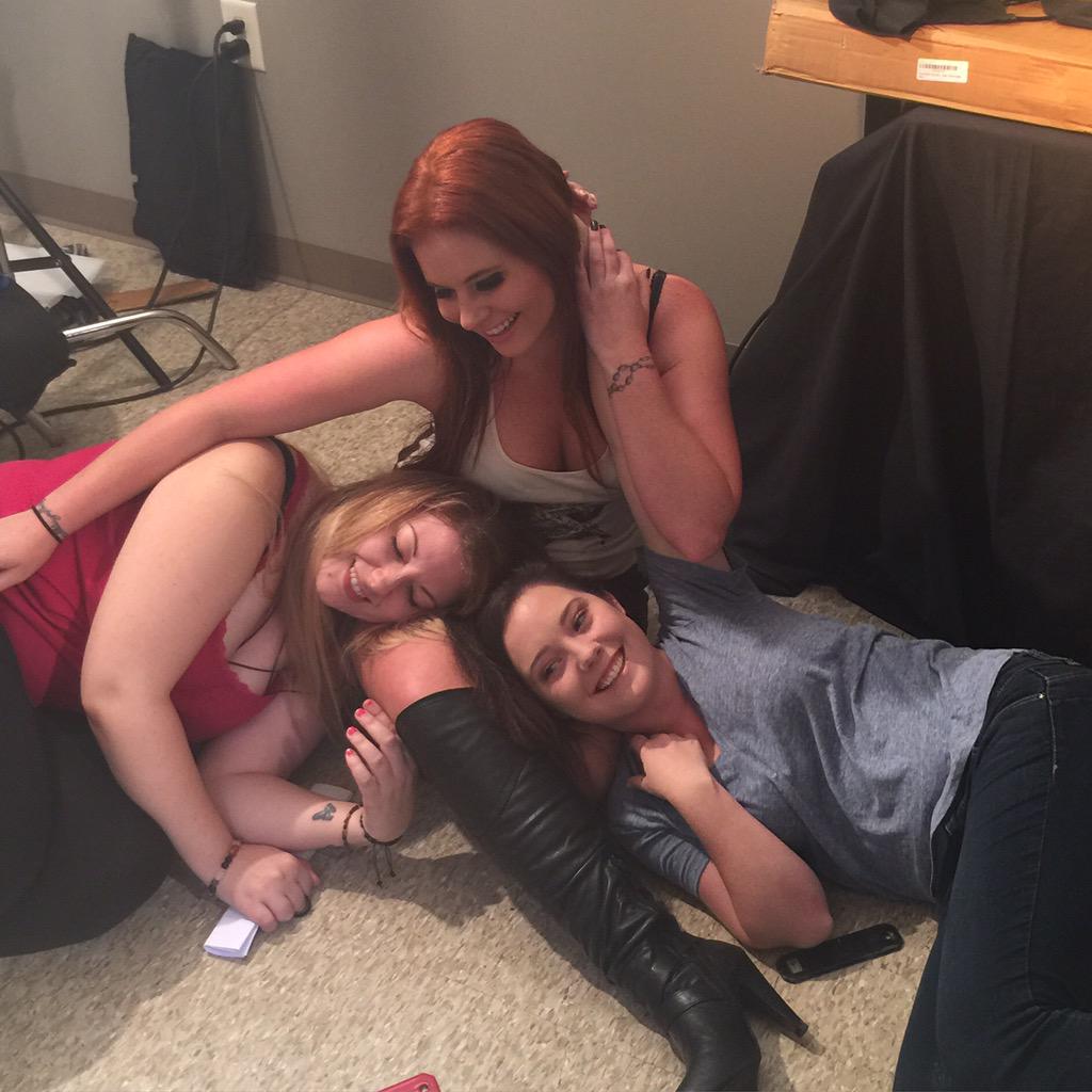 gingerlibbyyy's tweet photo. #48hfp #48HourHorror @lizabethjayne my ladiessssss 🔪🎬😘 http://t.co/K7mY7Sck4J