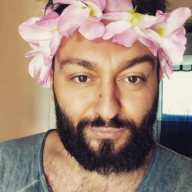 SelfiesFunny's tweet photo. #funnyselfie #faceshot #flowersonmyhead #hawaii #style #man ... - http://t.co/C5zFezRar1
#selfie #lol #funny http://t.co/33uW2AFbDK