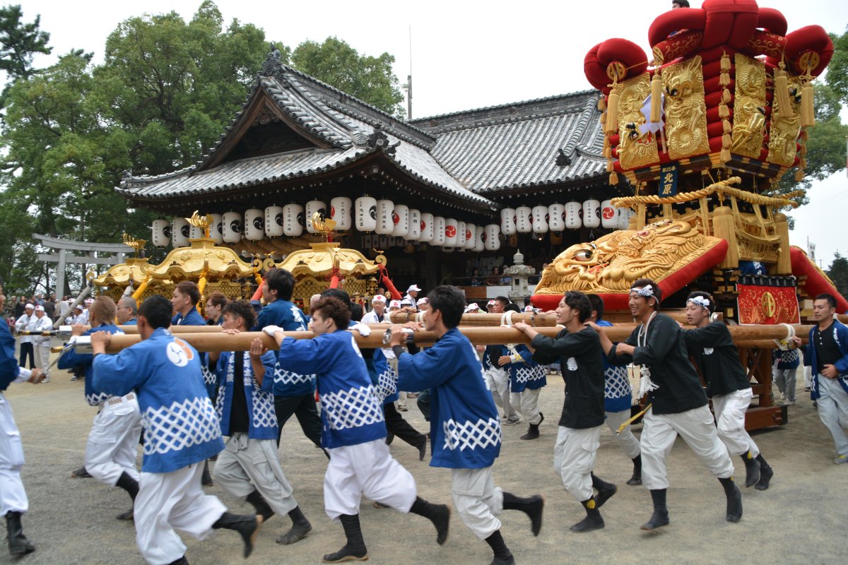 毎日新聞高松支局 さぬき豊浜ちょうさ祭 勇壮 見物客を魅了 豪華絢爛 なちょうさ 太鼓台 が練り回る 香川県観音寺市 の秋祭りです さぬき豊浜ちょうさ祭 のかきくらべが行われました 毎日 香川http T Co Vdb0ltvafn Http T Co Mvx9wilydn