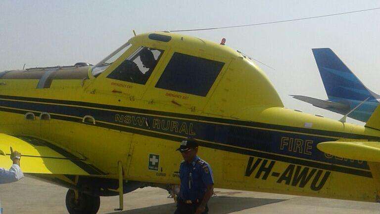 Dibantu Singapura dan Malaysia, 7 Heli dan 4 Pesawat Kepung Asap di Sumsel de.tk/VnkTJw