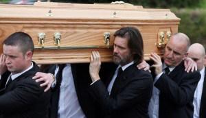 NotiUNIVE's tweet photo. Así fue el funeral de la novia de Jim Carrey (Fotos) http://t.co/xDo4X2kMlR http://t.co/TPe0wZ9ob2