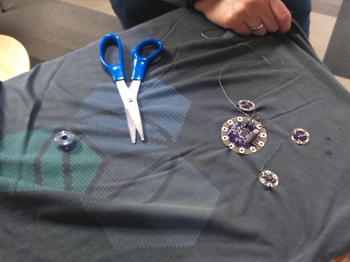 gnieto's tweet image. ¡¡La camiseta Bluemix inteligente!! Arduino Lily y #futurehacks Madrid.