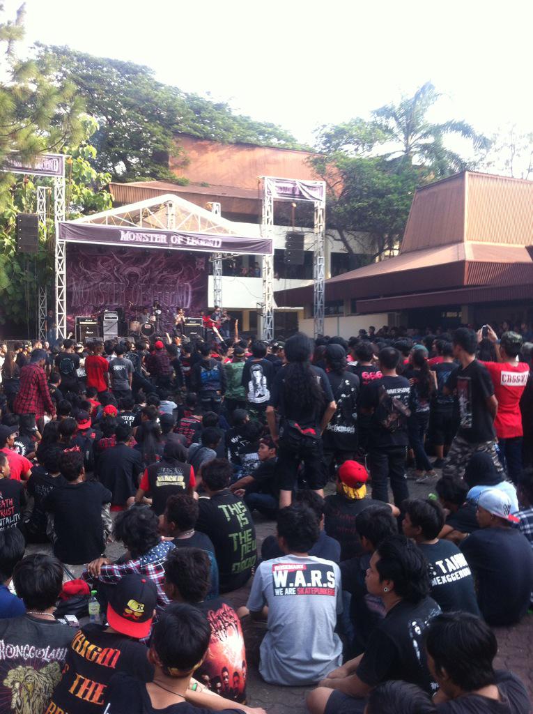 pasukan hitam bersatu..cucurkan keringang persodarahan.saling sikut tampa harus ada rasa dendam..!