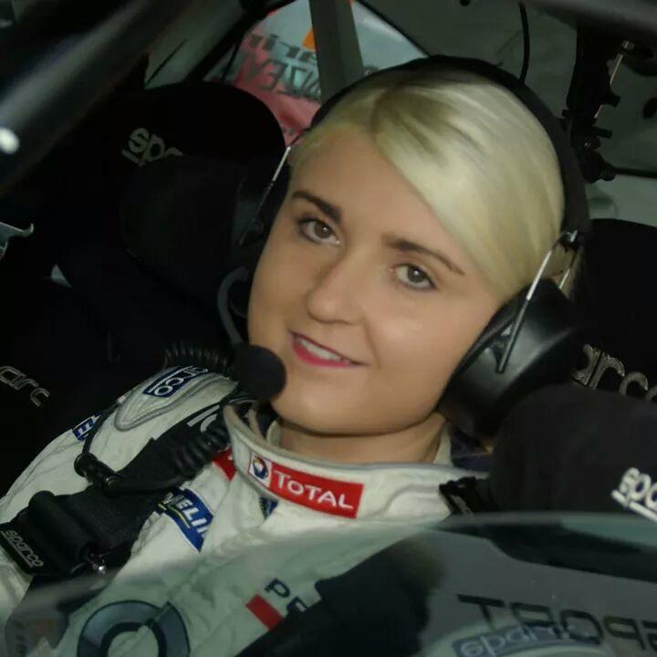 rallye_comedie's tweet photo. On rigole n'empêche qu'il faudrait plus de femmes dans les Rallyes. On l'aime bien Charlotte
@chadalmasso http://t.co/FsUCpCbanF