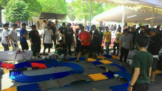 Makin siang, makin rame aja nih arena balap Tamiya #HaiDay2015
