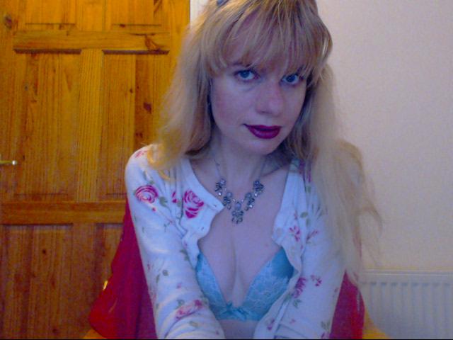 #SelfieSunday #clevage #blonde #camgirlsisbeautiful #lipstick http://t.co/hEqIyovFbh xxx http://t.co