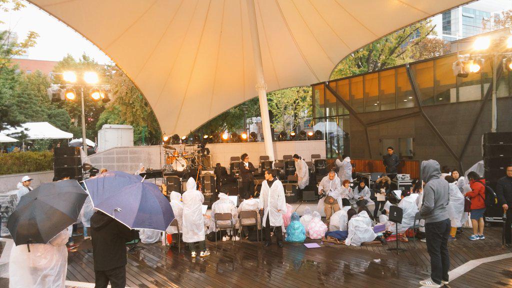 #당신의악기를가져오세요
비를 부르는 #공원은공연중 입니다.

마스터클래스 진행하고 있습니다.
공연은 비가 조금씩 그칠 즈음 마스터 클래스가 끝날 때 시작합니다:0

#야외공연의_묘미