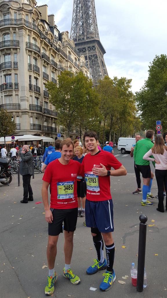 Paul_Sassier's tweet photo. Les Paul de la #TeamAxaBanque prêt au départ des #20kmdeParis #RunningClubAssurbanque @GeryM http://t.co/qkz8z1DXj1