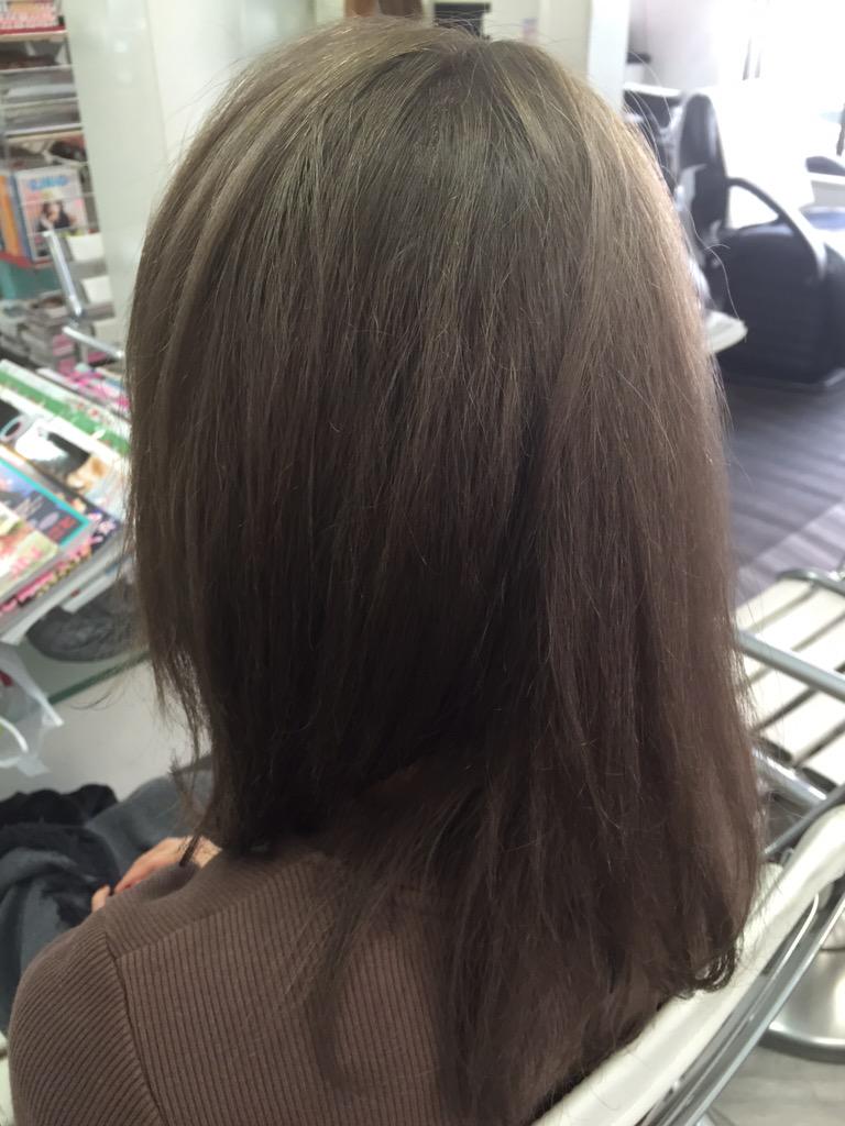 ストロベリーロックス 赤羽カラー専門店 本日のヘアカラー 秋色のカーキ色でトーンダウンも兼ねてメンテナンスカラー ペール系から落ち着いて秋の装いに合わせた髪色に 根元をブリーチで修正してからカラー マット系 オリーブ系 アッシュ系
