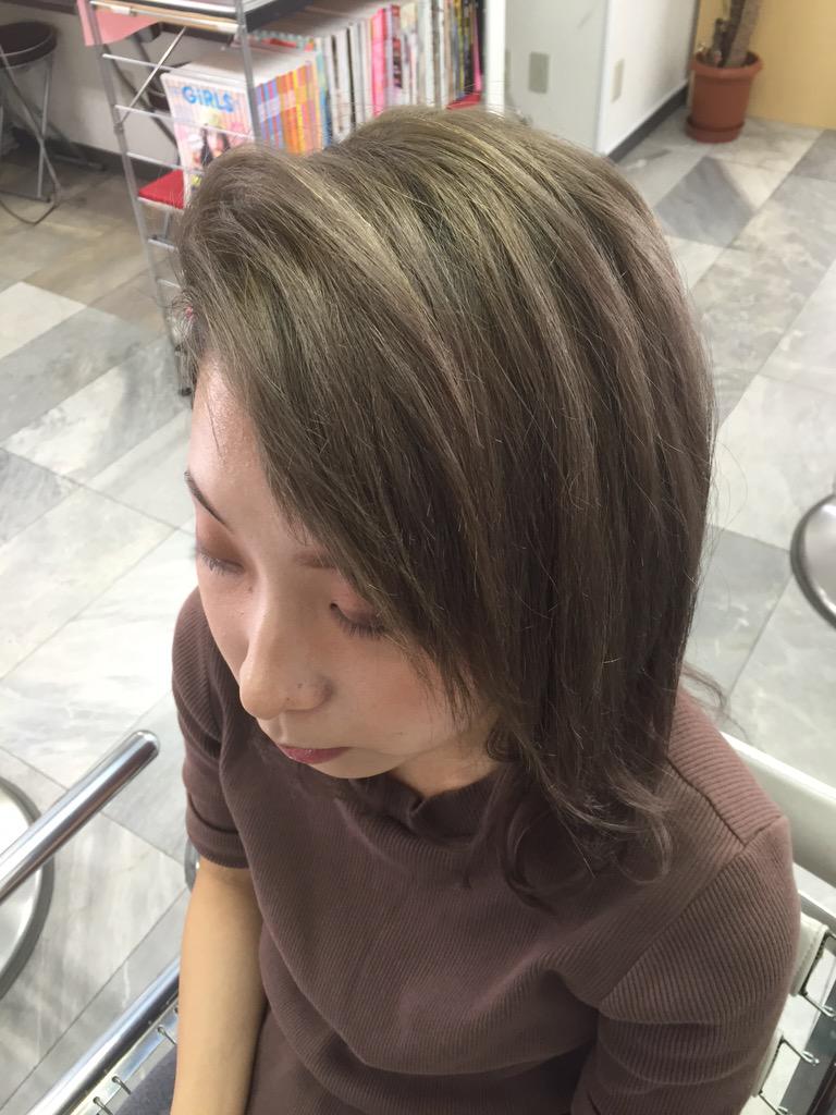 ストロベリーロックス 赤羽カラー専門店 本日のヘアカラー 秋色のカーキ色でトーンダウンも兼ねてメンテナンスカラー ペール系から落ち着いて秋の装いに合わせた髪色に 根元をブリーチで修正してからカラー マット系 オリーブ系 アッシュ系