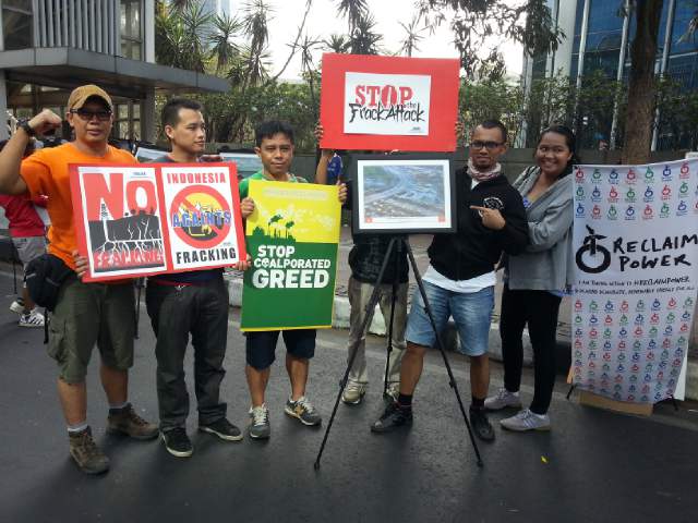 AsianPeoplesMvt's tweet photo. Indonesia continues to #ReclaimPower! Our members held a Car Free Day action today on climate #falsesolutions! http://t.co/F9wWhNJ02H
