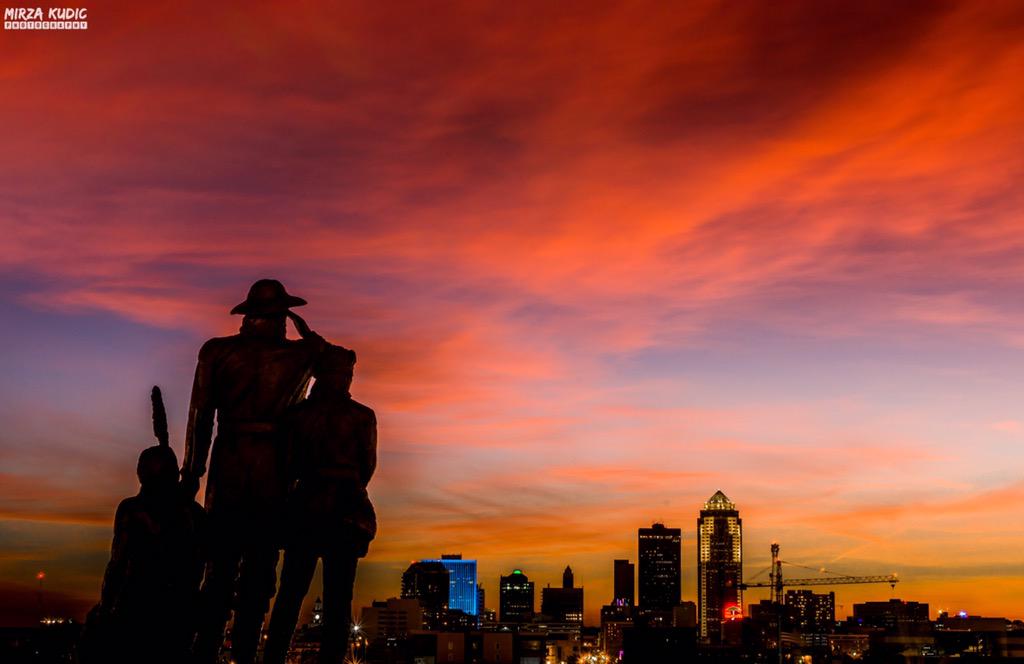 DesMoinesPhoto's tweet image. Another amazing sunset sets over 
Des Moines.... #catchdsm #SeizeDesMoines #DesMoines @KCCINews @SamASchreier @WHOhd