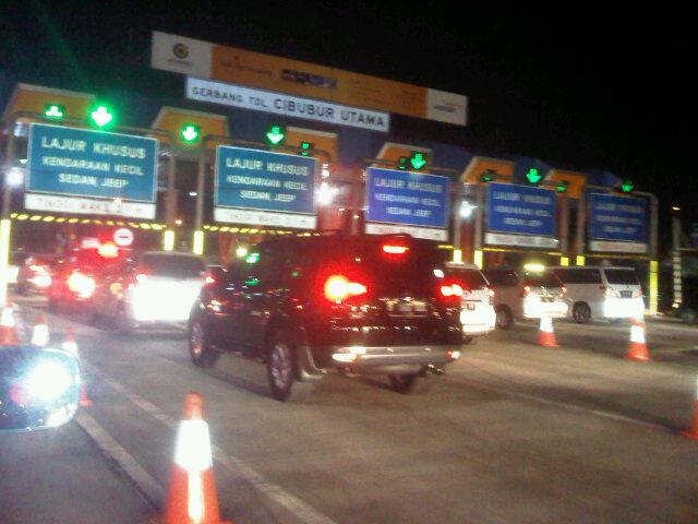 rendyadzah's tweet photo. @TMCPoldaMetro @TMCPolresBogor lalin gerbang Tol cibubur arah bogor LANCAR.... http://t.co/WwDMJMRJbv