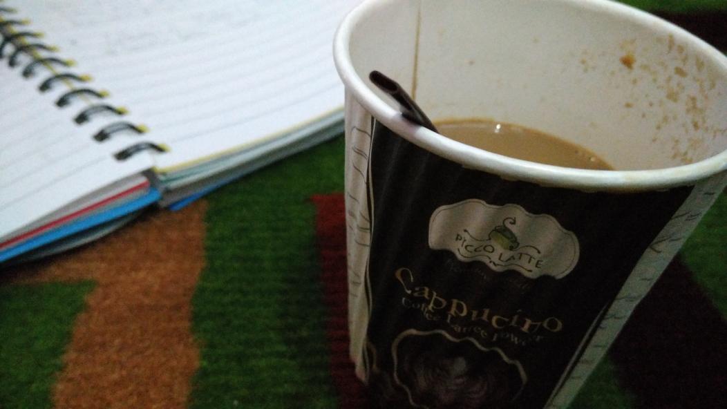 Nulis nulis ditemenin @piccolatteid Cappucino. Mantep nih~