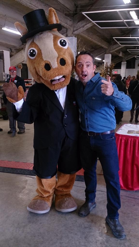 ACEthehorseNCF's tweet photo. Loved seeing my friend @FrankFerragine yesterday! We share the same interests in flowers &amp; lookin' good! #NCF175 http://t.co/m5Lyfb2aVM