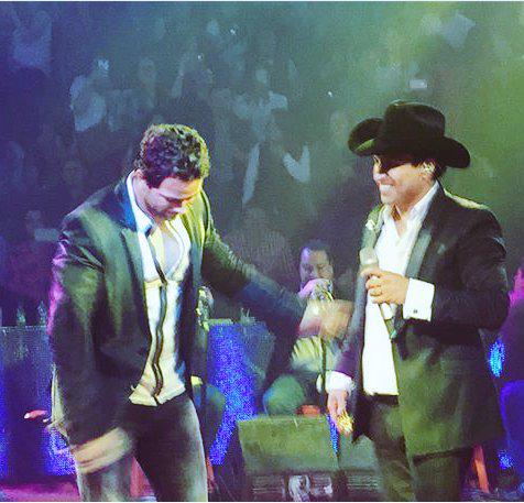 JulionasOficial's tweet photo. ¡Que noche!😘🎁🎉
#Pachuca @manedelaparra @julionalvarez @NoticiasJulion http://t.co/rlmWYwfo5R