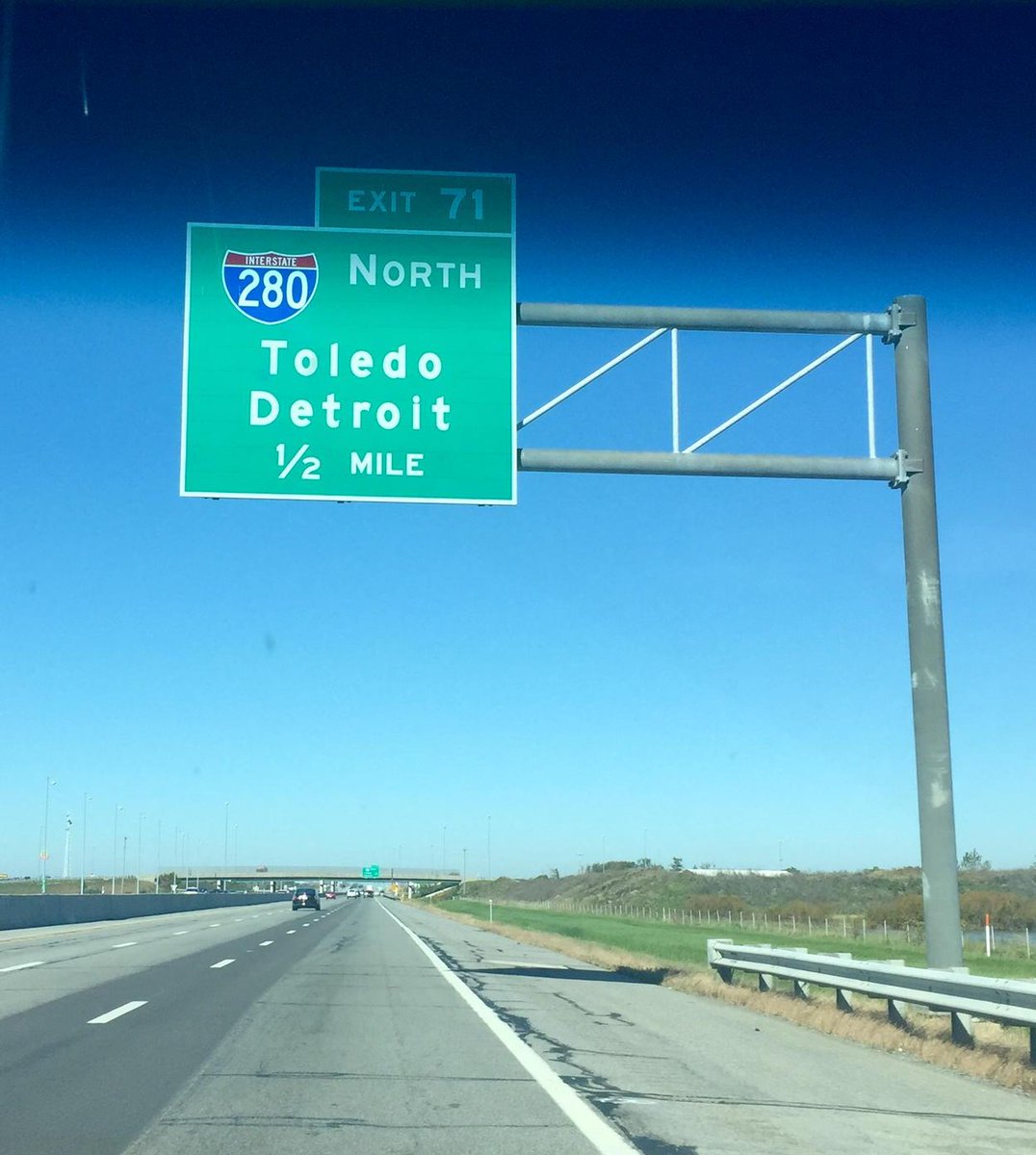 TMaddas's tweet photo. Arrived in Detroit! Let's Go AZ 🏈🏈 http://t.co/N3nZSPjUig
