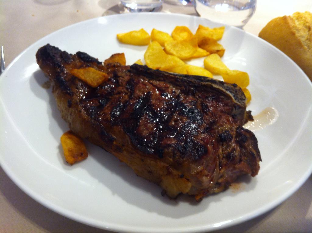 GourmetCyL's tweet photo. Que bién hemos comido hoy en #Ávila; en el Rte. #Bococo. Primero, principal y postre http://t.co/4cYPmsZShF
