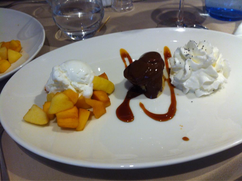 GourmetCyL's tweet photo. Que bién hemos comido hoy en #Ávila; en el Rte. #Bococo. Primero, principal y postre http://t.co/4cYPmsZShF