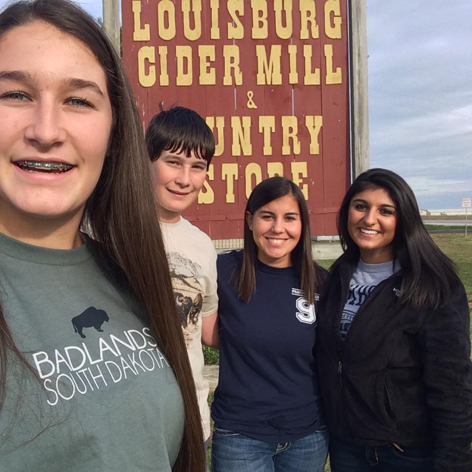 HinshawHaley's tweet photo. These pics are coming up on timehop and I miss you 2 lots❤️ @Carissa_Case @Linds_Case14 #ciderselfies #meetback http://t.co/1JZON7j0mc