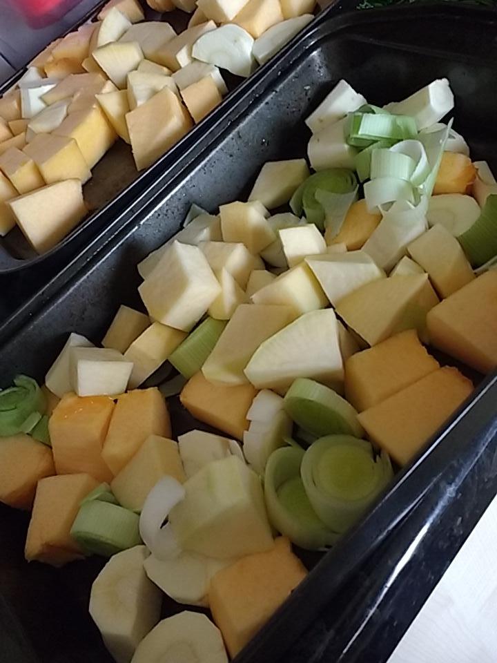markettoplate's tweet photo. Ready for some roast veggies today for Candia #Thanksgiving in London. All veg courtesy of #Peckham #farmersmarket http://t.co/ZD78ft3RE1