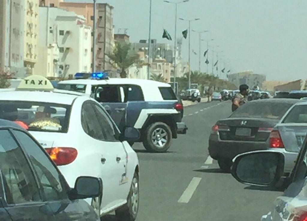 الجهات الأمنية #جازان تداهم إحدى العمائر وتضبط عدداً المهشتبه أمنياً