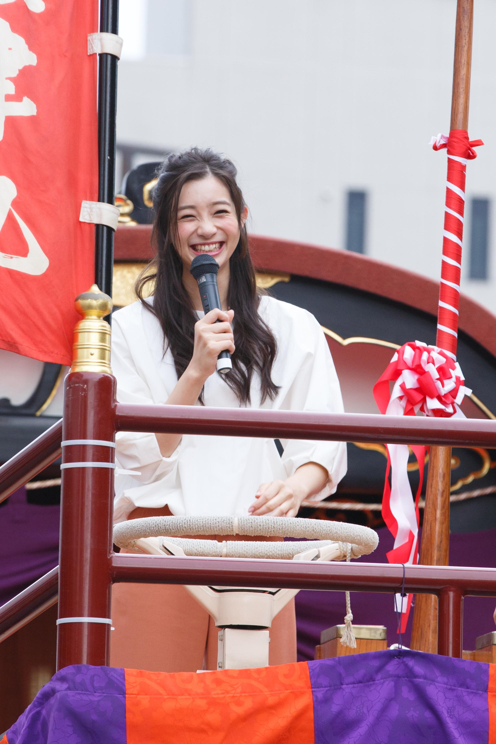 Joe じょーです 流石地元三重県出身のタレントだけあって会場が暖かい雰囲気に包まれてたよ 足立梨花 In津まつり Http T Co Chrbmqkl8m Twitter
