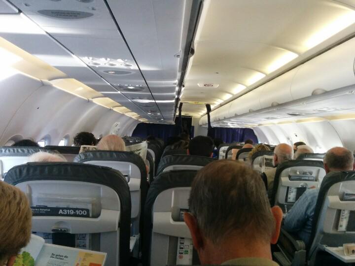 GuillaumeLaurie's tweet photo. Marseille - Francfort : OK !
En attente du Francfort - Boston avec @Lufthansa !
#Knotes est en route pour #OpenedXCon http://t.co/4cQ8b02jGC