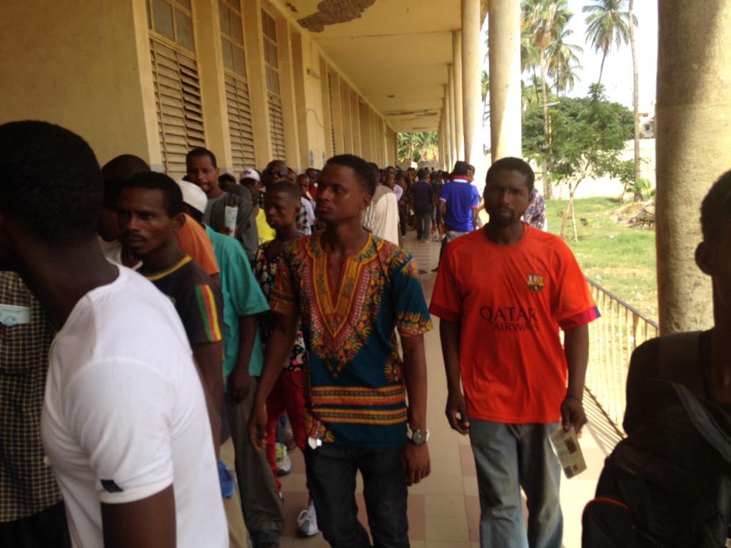 OpenSocietyAfr's tweet photo. Les Guinéens de #Dakar mobilisés pour voter #GuinéeVote @GuineeVote http://t.co/eNnmTN8x40