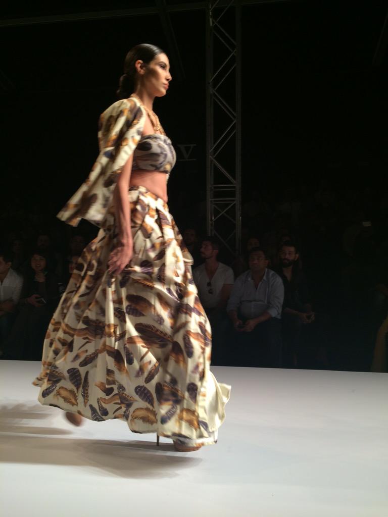 AmazonFashionIn's tweet photo. All about #feathers!! @KommalSood #aifwgrandfinale #AIFWSS16 #FashionWhatsNext #fashionweek #ss16 @TheFDCI http://t.co/sOyThNTm7h