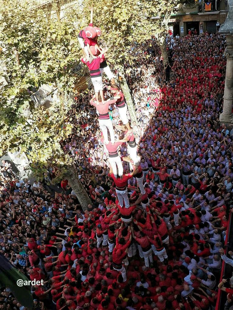 Els <a href="/nensdelvendrell/">Nens del Vendrell</a> ja són colla de nou. La plaça Vella bull d'eufòria!