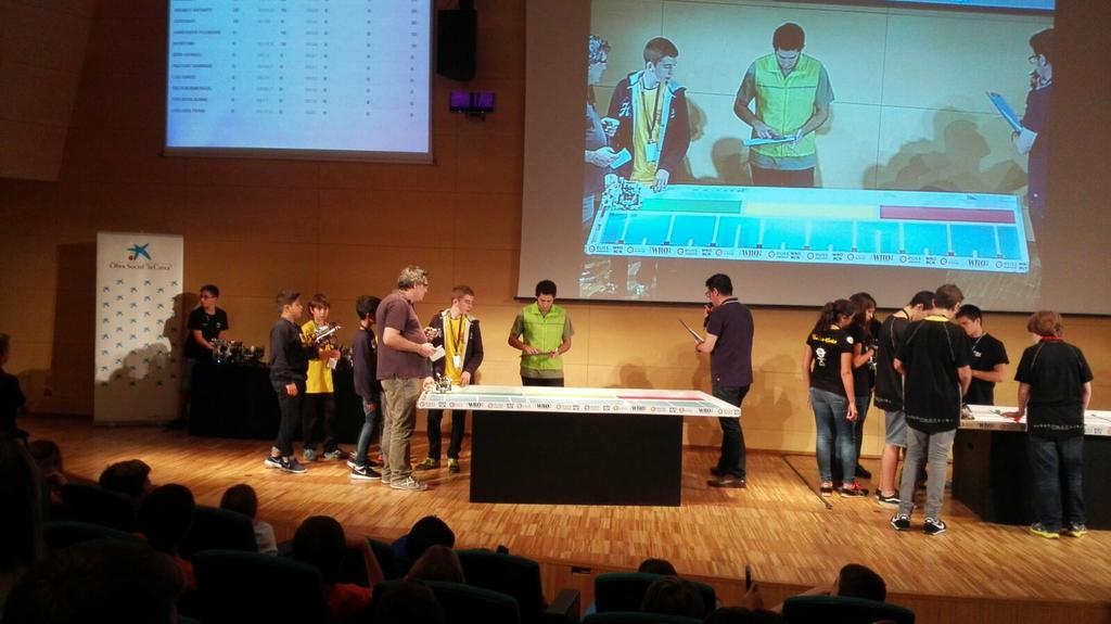 Aprentik_'s tweet photo. Comença la #tercera #ronda a #WRO2015  Aquesta anirà millor! #hodonaremtot #hoaconseguirem #hotenimatocar http://t.co/hshFeXOpnd