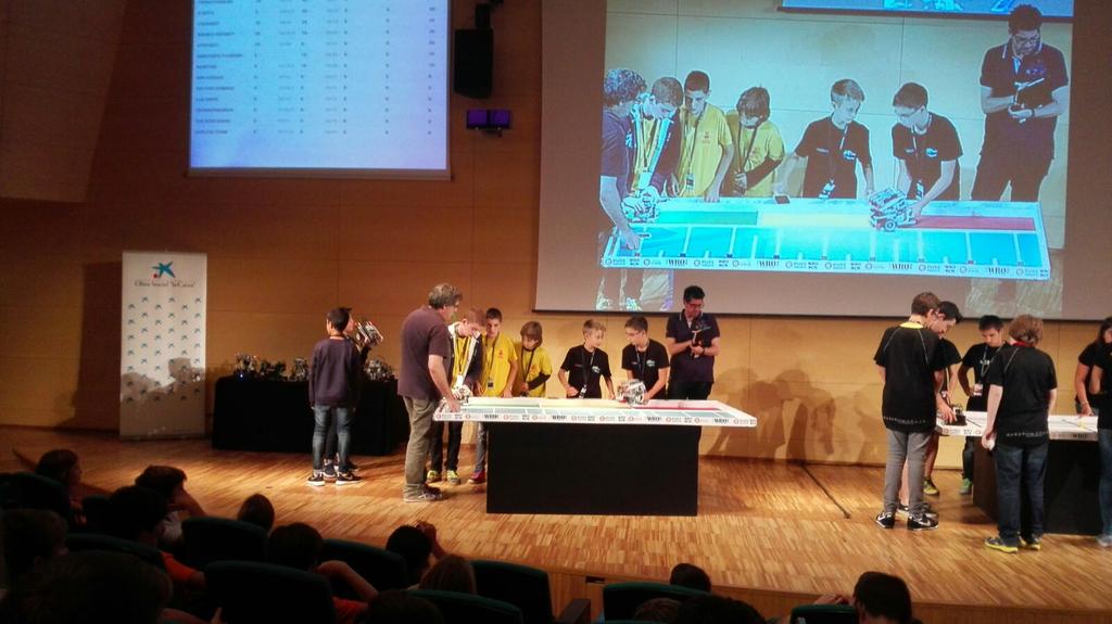 Aprentik_'s tweet photo. Comença la #tercera #ronda a #WRO2015  Aquesta anirà millor! #hodonaremtot #hoaconseguirem #hotenimatocar http://t.co/hshFeXOpnd
