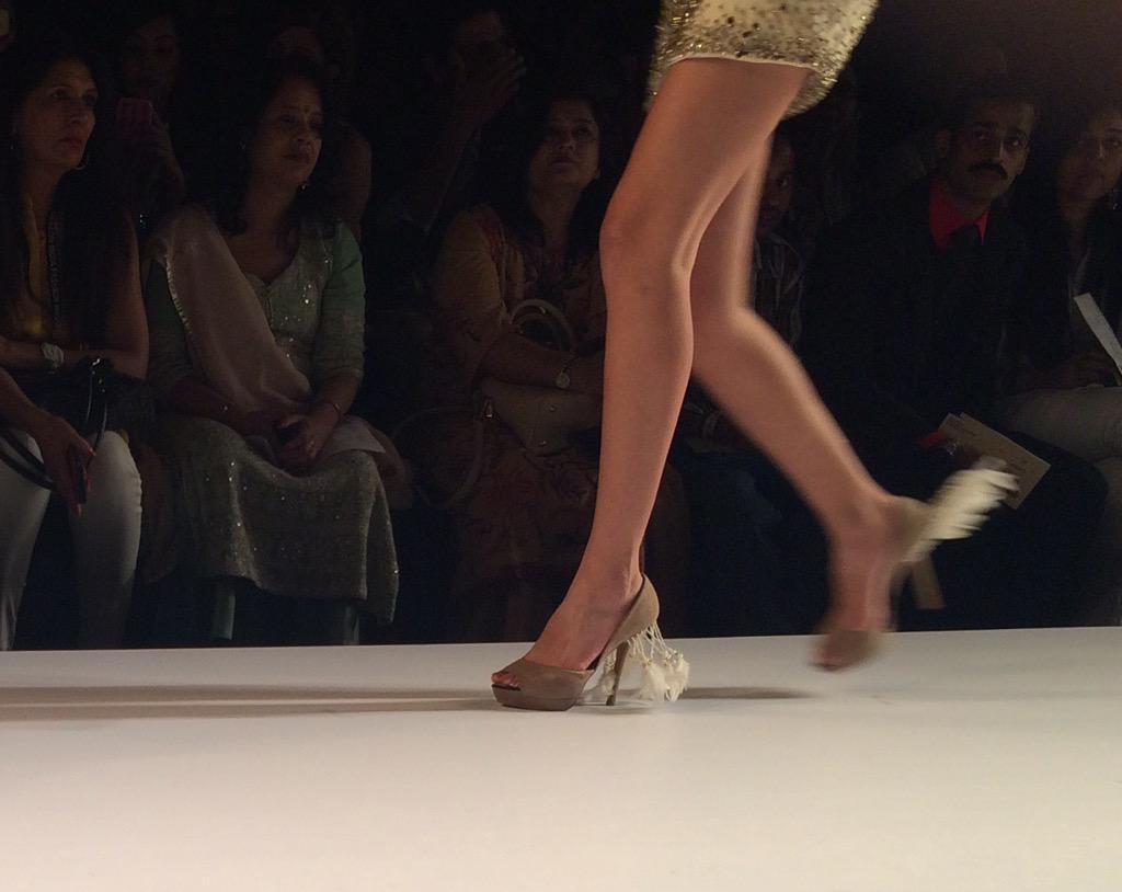 AmazonFashionIn's tweet photo. Striding down the runway in those beaded #pumps #FeatherLight @KommalSood #aifwgrandfinale #aifwss16 #ss16 @TheFDCI http://t.co/U4cbqvCLYo