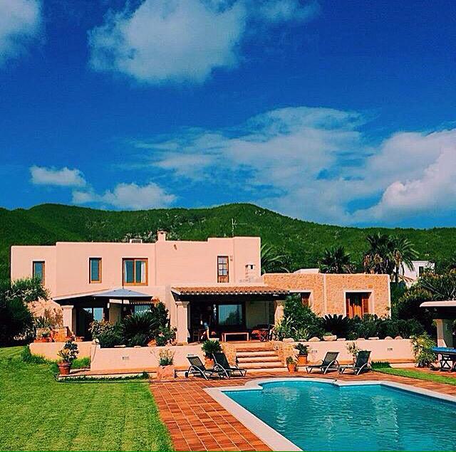 drinkhomeibiza's tweet photo. Calma antes del último cierre!🏡 Calm before last closing!🎉 #ibiza #sunday #villa #preclosing #go #delivery24h http://t.co/FvtqvlALGE