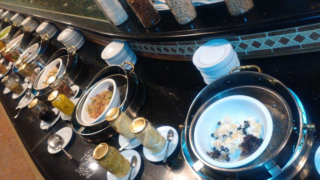 anaisismail's tweet photo. #renkb tonight salad bar so suitable for vegetarian no beef or chicken at all..... http://t.co/a6mESp21Dc