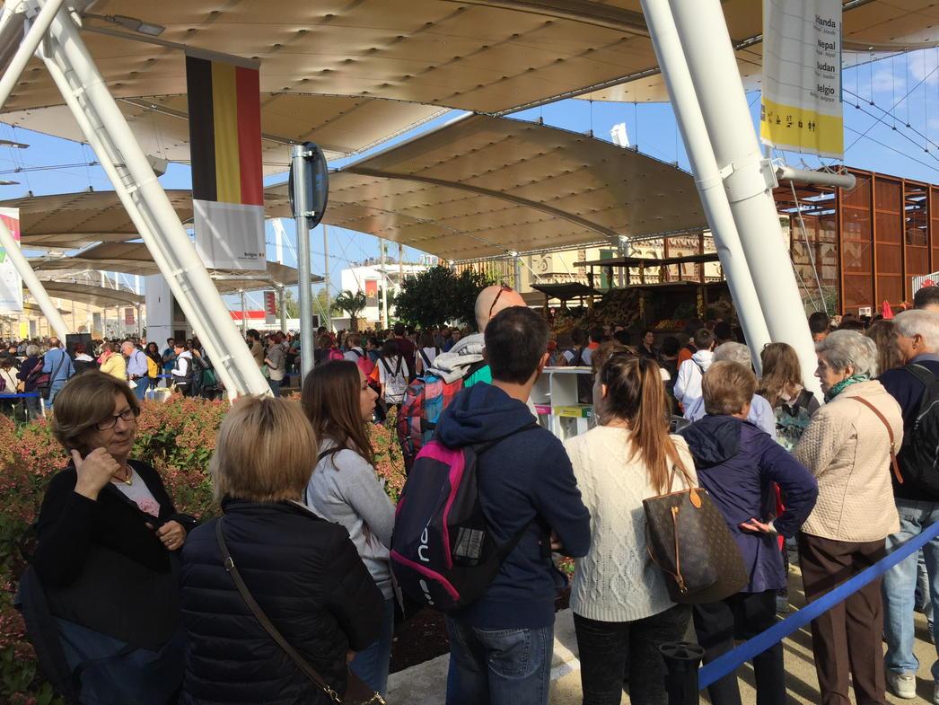 ClaireBosch's tweet photo. Ongelooflijk grote drommen aan de ingang van het #food.be huis @BeExpo2015 superenthoesiast http://t.co/QAg1cAJ5AH