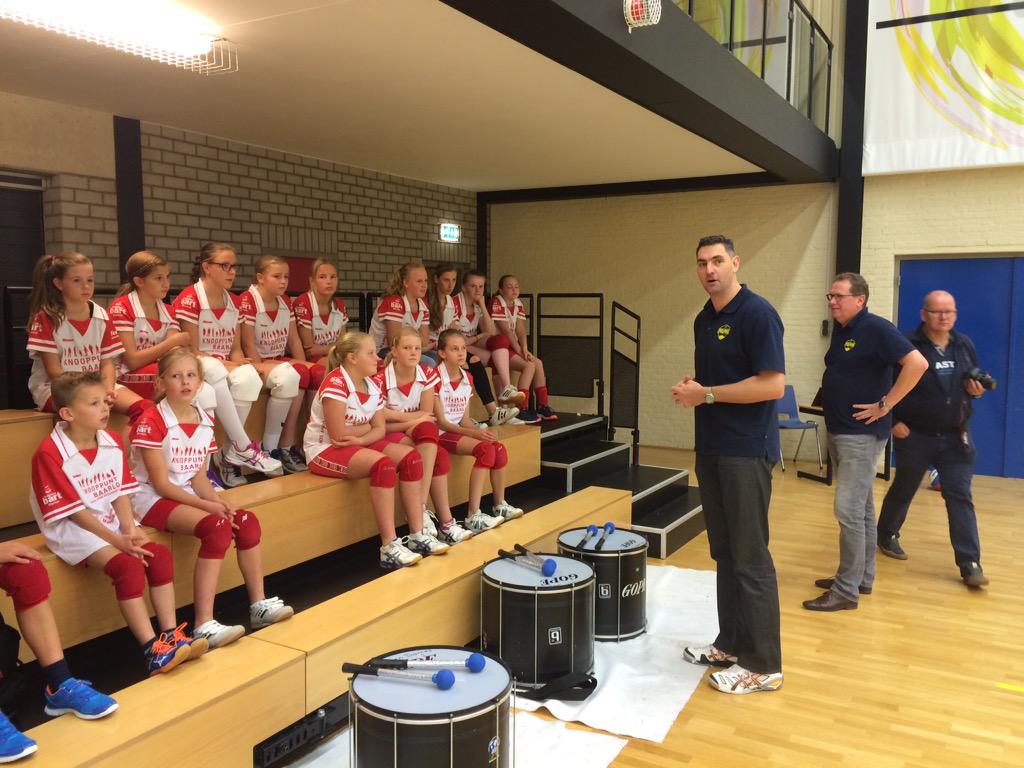 vvtupos's tweet photo. Trainer H1 @Peelpush @guidogortzen spreekt onze jeugd toe voor de warming-up met de grote mannen! http://t.co/du8VPJGxf6