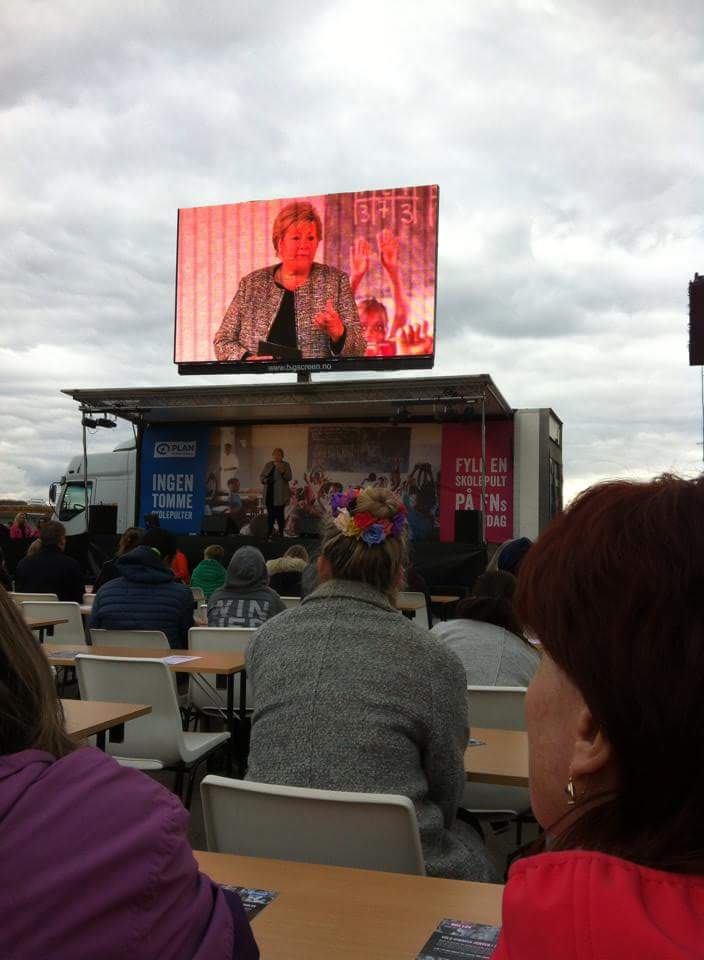 NicklasViki's tweet photo. .@erna_solberg visste du at deler av #minlov og #jentekonferansen kommer av #infostøtte? @saih @PlanNorge http://t.co/KHNiR4CUGV