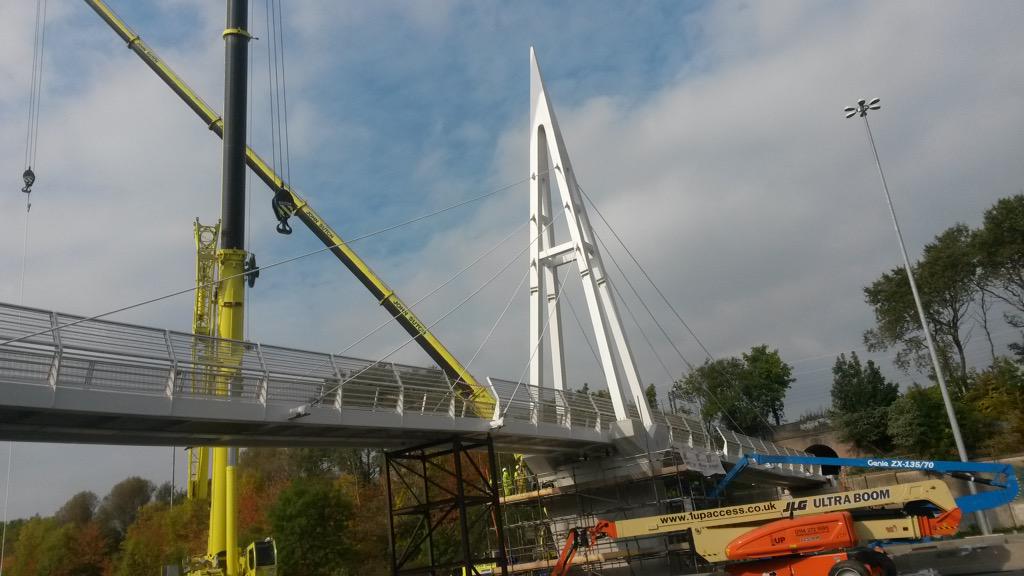 KnowsleyCouncil's tweet photo. Latest pictures from work on the #M62 today constructing the new footbridge at #Knowsley  #Liverpool http://t.co/8H6SVhwHS1