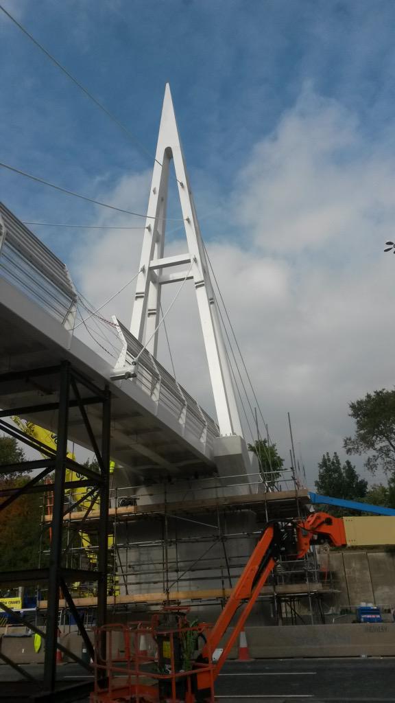KnowsleyCouncil's tweet photo. Latest pictures from work on the #M62 today constructing the new footbridge at #Knowsley  #Liverpool http://t.co/8H6SVhwHS1