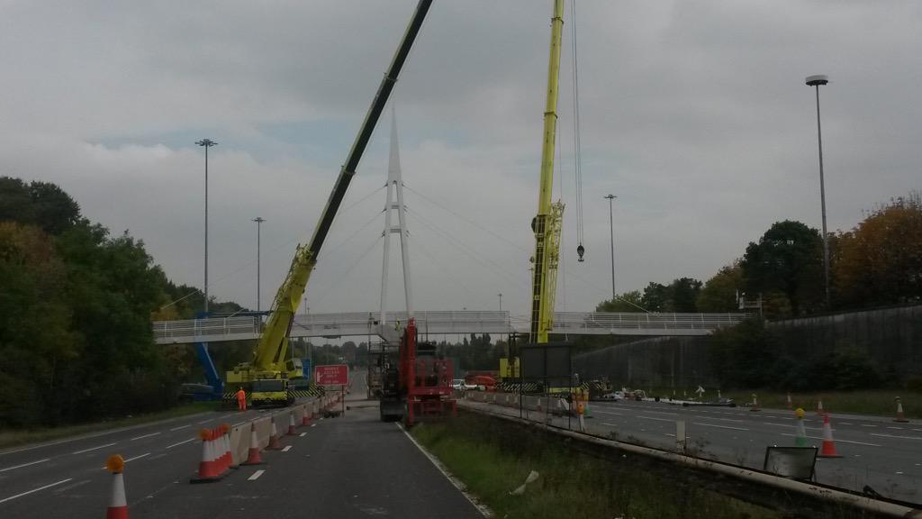 KnowsleyCouncil's tweet photo. Latest pictures from work on the #M62 today constructing the new footbridge at #Knowsley  #Liverpool http://t.co/8H6SVhwHS1