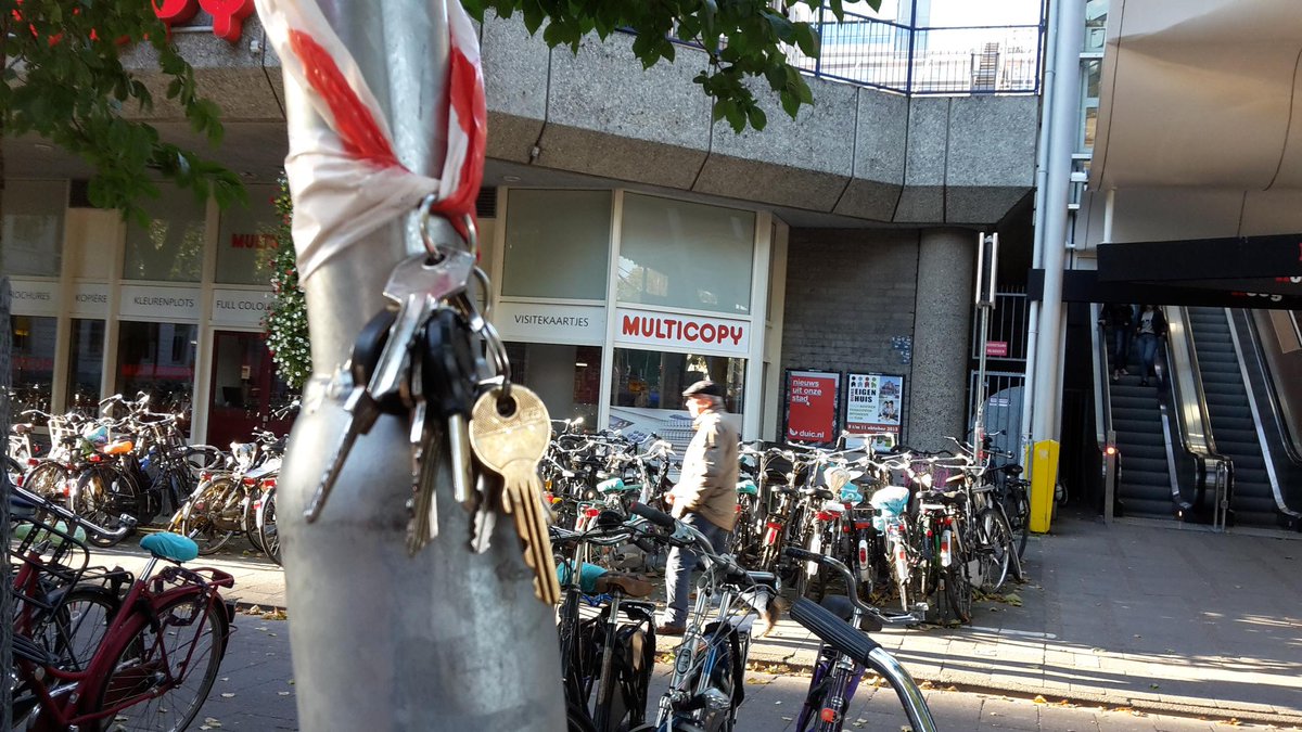 eef79's tweet image. #sleutels #utrecht sleutels gevonden bij uitgang HC bij AH en multicopy. Gevonden op fietspad. @UtrechtNetwerk rt =👍