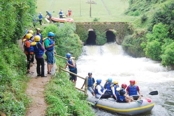 infobdg's tweet photo. Cobain wisata Arung Jeram di Bandung nih Taruwit! Dijamin seru! http://t.co/GxcPIzOr6y #wisataBDG http://t.co/oVqH1FCwiF