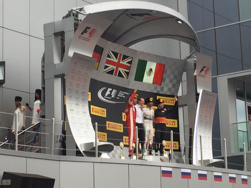 giselle_zm's tweet photo. Ahí lo tienen @SChecoPerez en el podio de Rusia!!! Puuummm la bandera de México, volvemos a vibrar con @ForceIndiaF1 http://t.co/Po8RWLP5kj