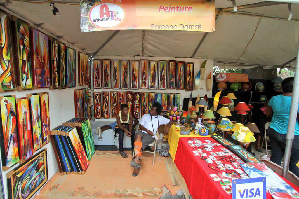 MTourismeHaiti's tweet photo. Le MTIC profite de la 9e ed. #ArtisanatEnFête pr faire la promo de nos pièces originales &amp;le talent de nos artisans http://t.co/s6Z8UiIsoa