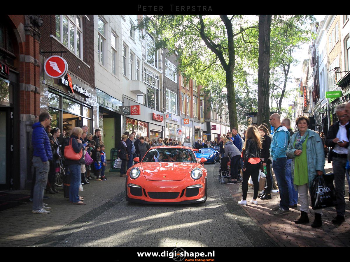 Dikke rijen in de #Diezerstraat. Altijd toch weer een hoogtepunt (tussen de vele andere) van de #blauwvingerrally.