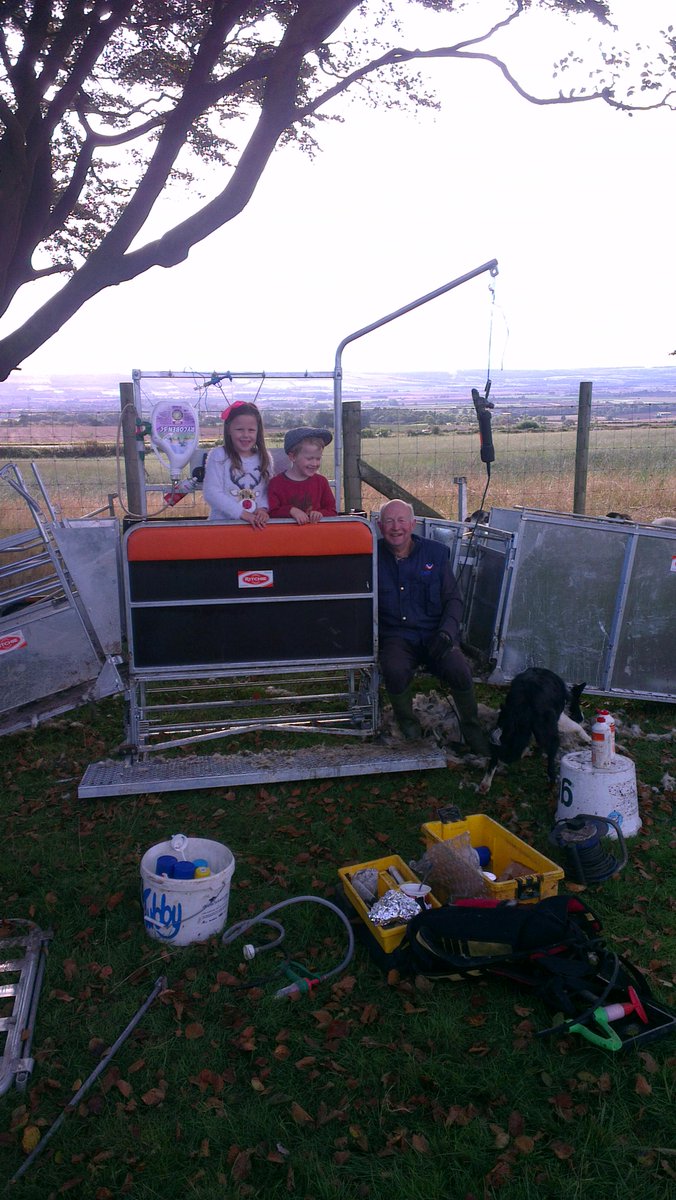 HarminisKate's tweet photo. @AmandaOwen8 @RyedaleBookFest  keeping the kids nipped up! http://t.co/cUdycs128k