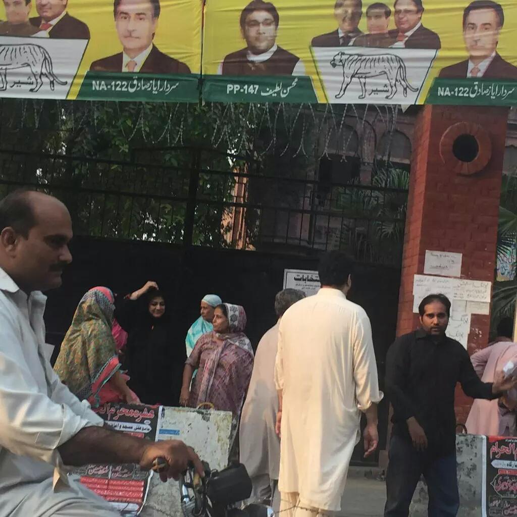 sheikhbbo_'s tweet photo. @MaryamNSharif
Contest remains intense in the GarhiShaw area...
#Noon1Janoon 😆#SupportPMLN ✌ http://t.co/SZjxw2Cvoe